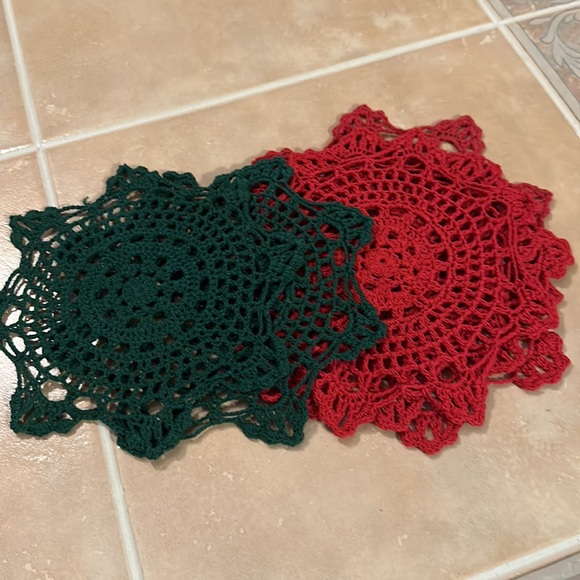 6 Vintage RED& GREEN CROCHET DOILIES - Picture 1 of 10